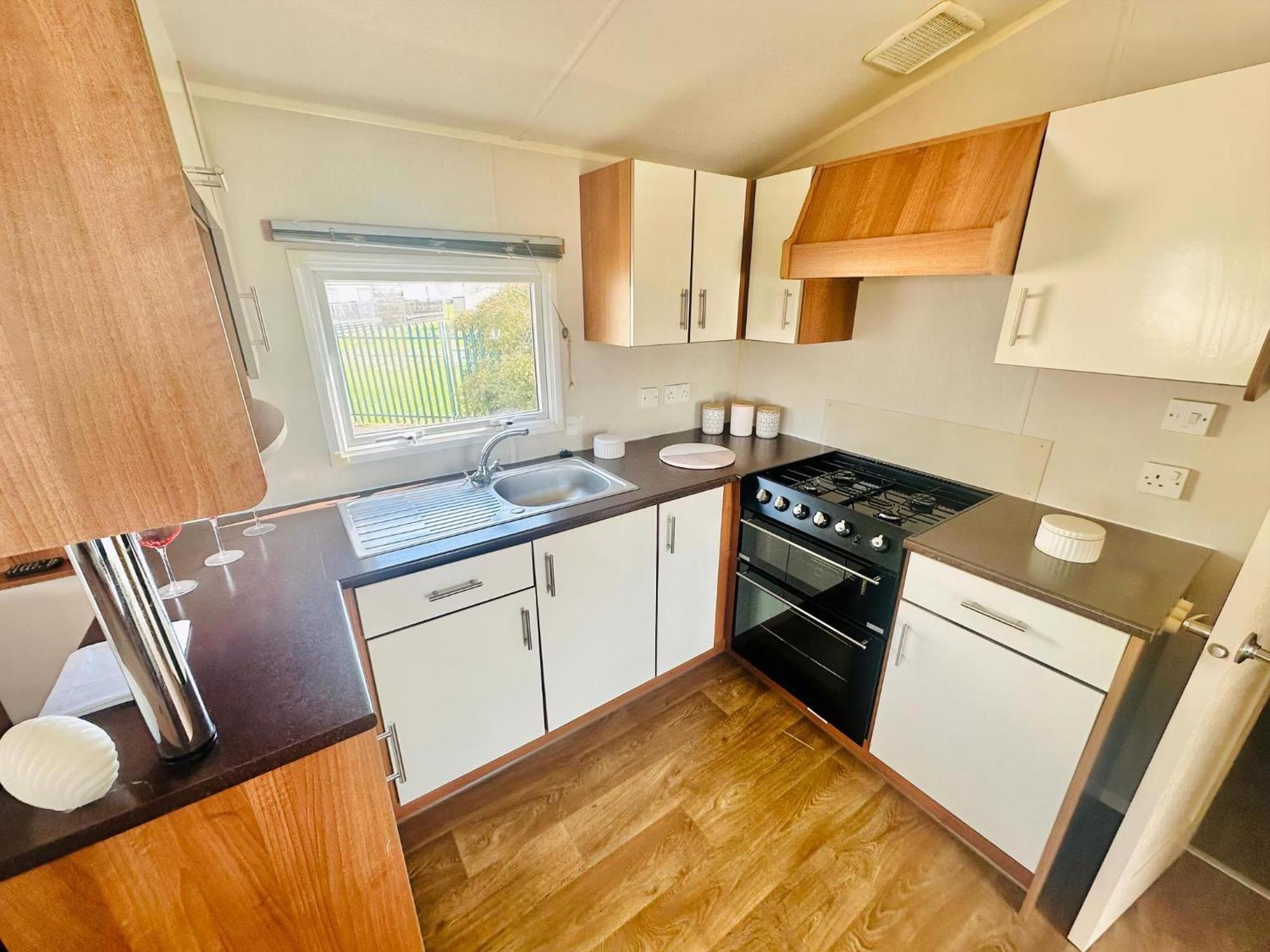 Great 8 Berth Caravan For Hire At Seawick Holiday Park In Essex Ref 27227Sw Clacton-on-Sea Exterior foto